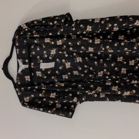 Additionelle Short Sleeve Floral Wrap Top - Picture 2 of 4